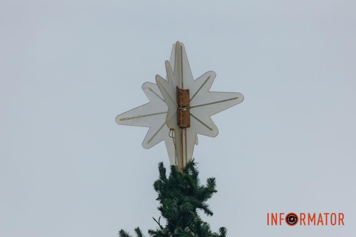 Также в парках, на Кёльнском бульваре, Успенской площади и возле ТЦ установили новогодние красавицы