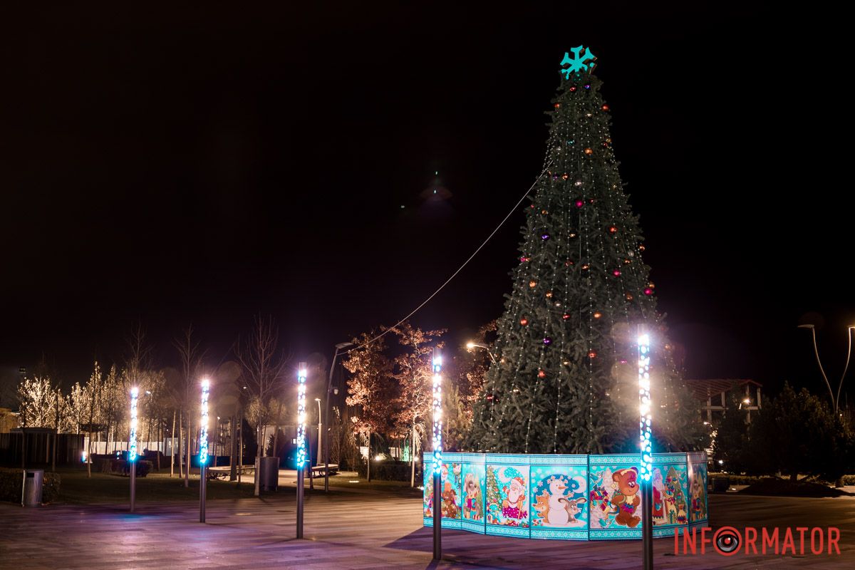 Фото: Андрей Шушпан В Днепре в Прибрежном сквере установили новогоднюю елку: как она выглядит 7