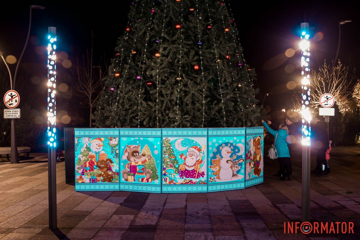 Меньше двух недель до Нового года В Днепре в Прибрежном сквере установили новогоднюю елку: как она выглядит 8