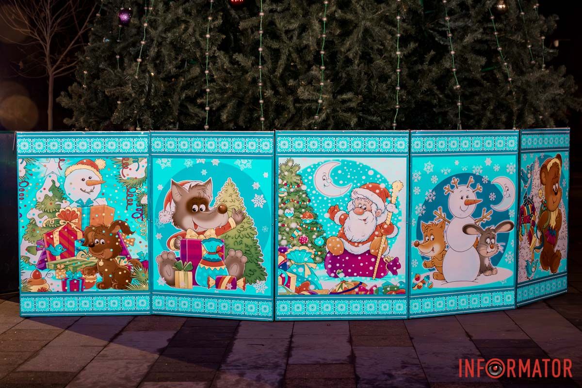 Новогодние персонажи на ограждении В Днепре в Прибрежном сквере установили новогоднюю елку: как она выглядит 14