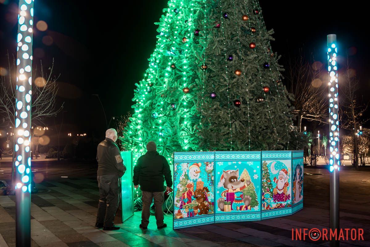 В процессе тестирования освещения В Днепре в Прибрежном сквере установили новогоднюю елку: как она выглядит 12