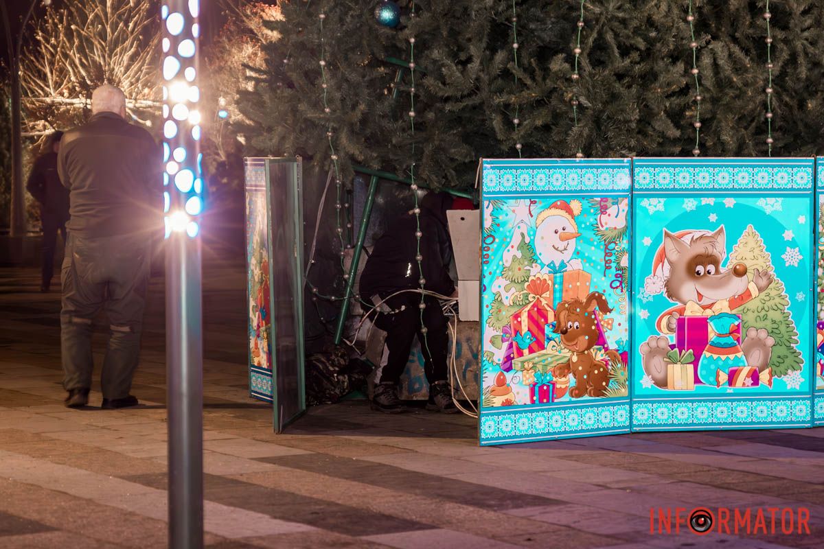 Коммунальщики тестируют иллюминацию В Днепре в Прибрежном сквере установили новогоднюю елку: как она выглядит 5