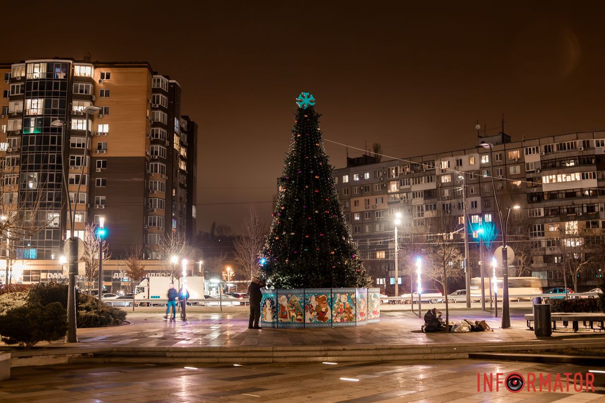 Зажечь иллюминацию должны 20 декабря В Днепре в Прибрежном сквере установили новогоднюю елку: как она выглядит 11