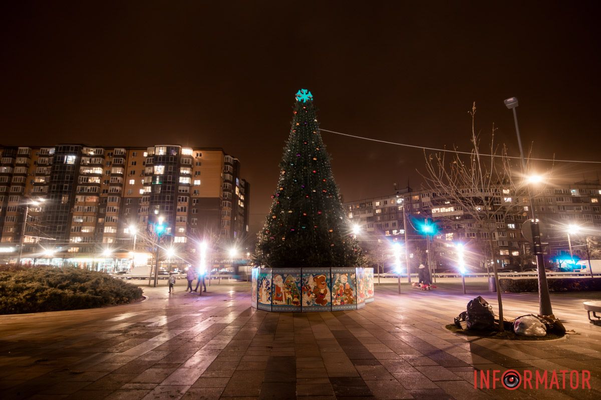 Зеленую красавицу уже установили В Днепре в Прибрежном сквере установили новогоднюю елку: как она выглядит 3