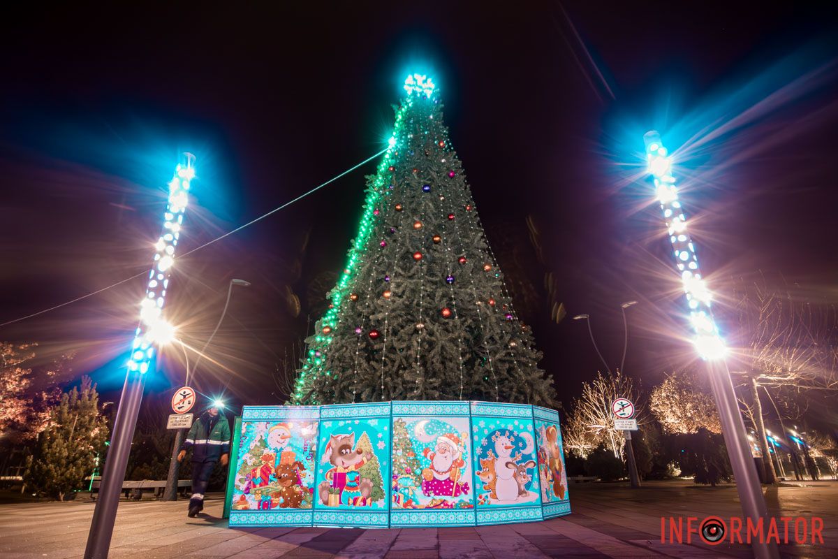 Новогодняя елка В Днепре в Прибрежном сквере установили новогоднюю елку: как она выглядит 1