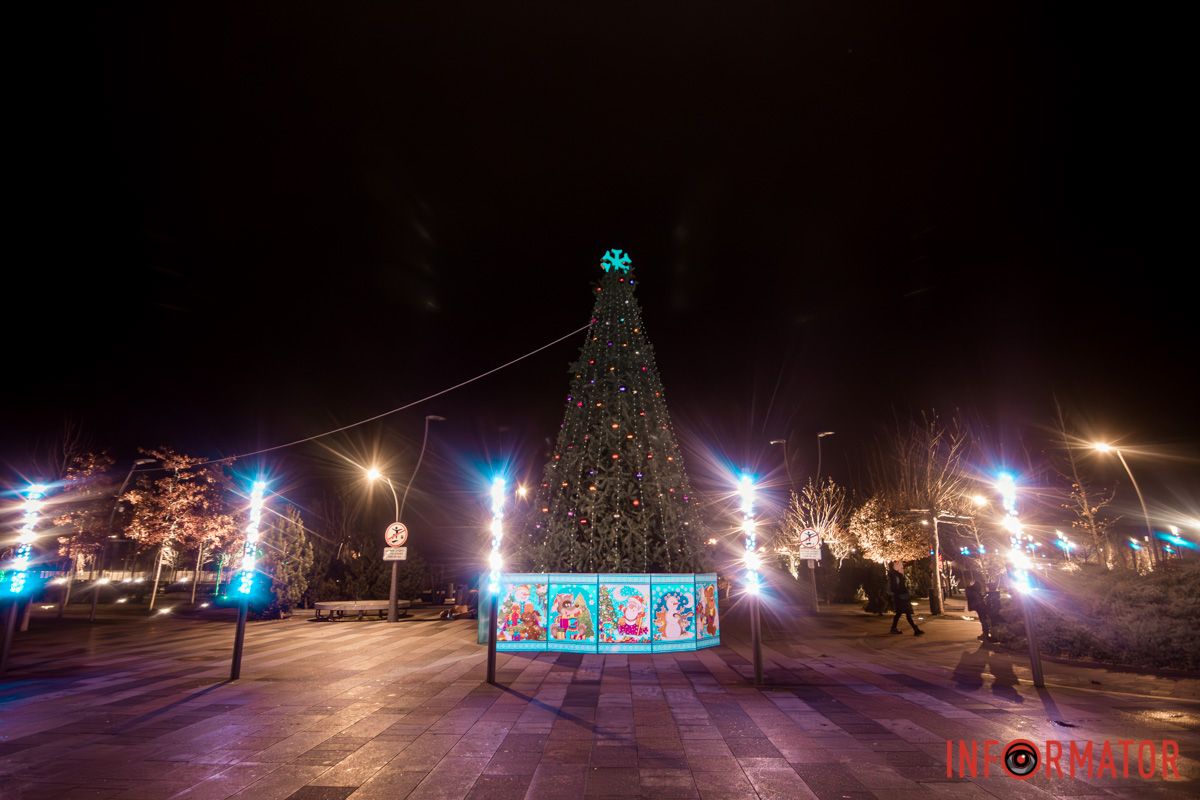 Игрушки уже на месте В Днепре в Прибрежном сквере установили новогоднюю елку: как она выглядит 9