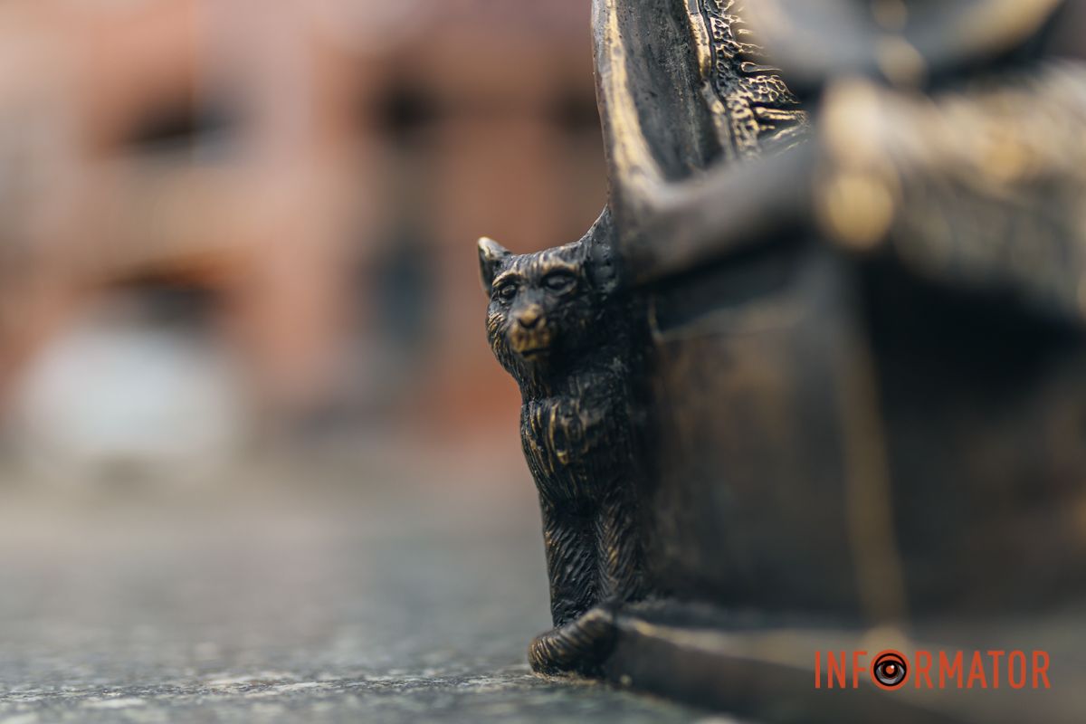 20 грудня 2024 року у Дніпрі на вулиці Андрія Фабра, поблизу входу у парк Глоби відновили скульптуру