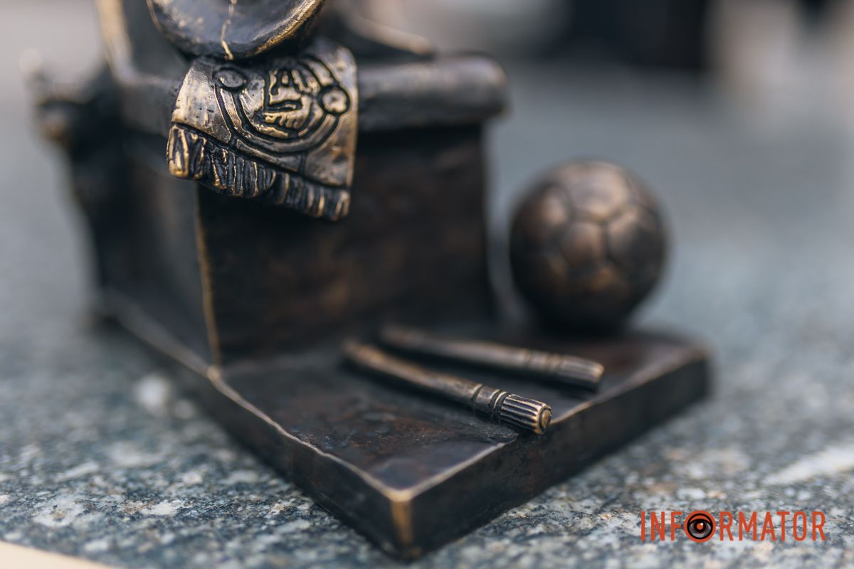 Уперше цю мініскульптуру відкрили 29 грудня 2020 року