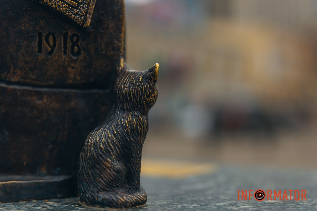 Позаду знаходиться дата: 1918. Це дата, коли заснували футбольний клуб