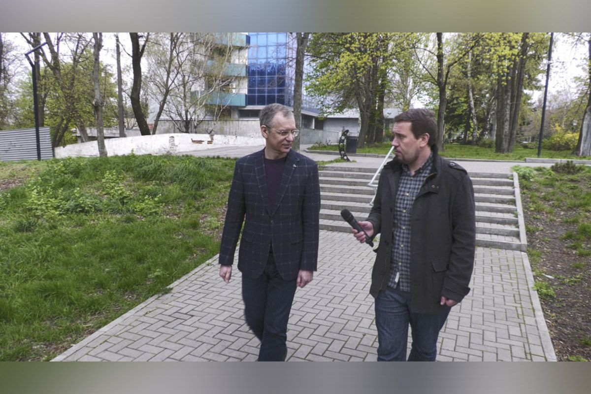 Андрей общается с новым ректором ДНУ Сергеем Оковитым Андрей общается с новым ректором ДНУ Сергеем Оковитым