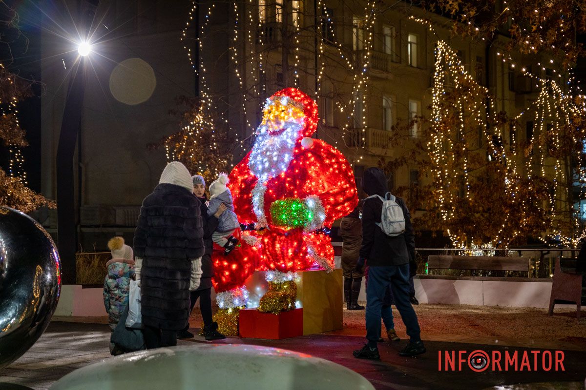 Огромный Санта Клаус и гирлянды на деревьях: как выглядит улица Яворницкого в Днепре 12