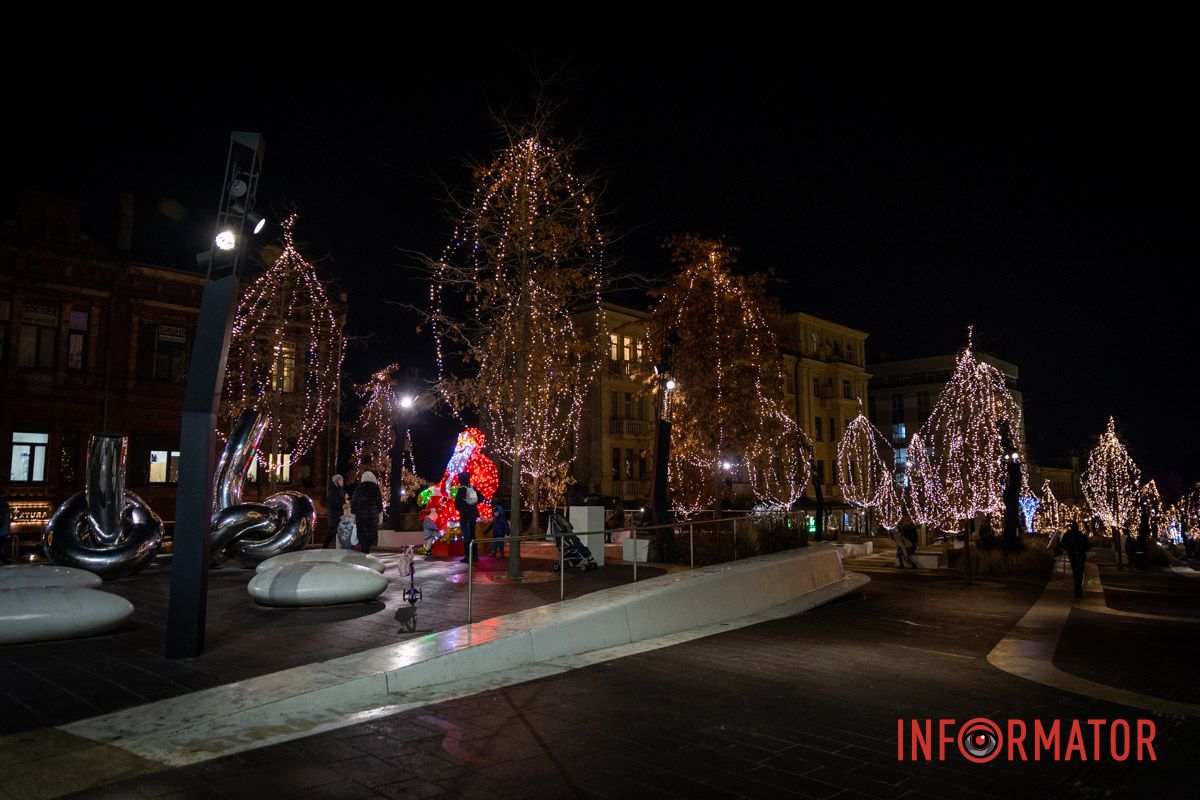 Огромный Санта Клаус и гирлянды на деревьях: как выглядит улица Яворницкого в Днепре 13