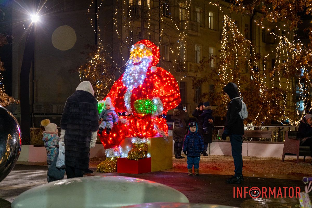 Огромный Санта Клаус и гирлянды на деревьях: как выглядит улица Яворницкого в Днепре 14