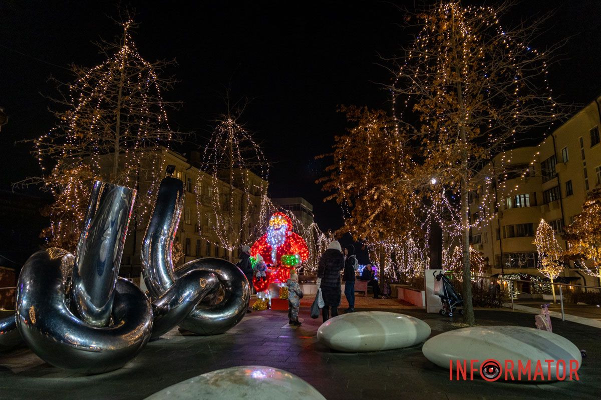 Огромный Санта Клаус и гирлянды на деревьях: как выглядит улица Яворницкого в Днепре 15