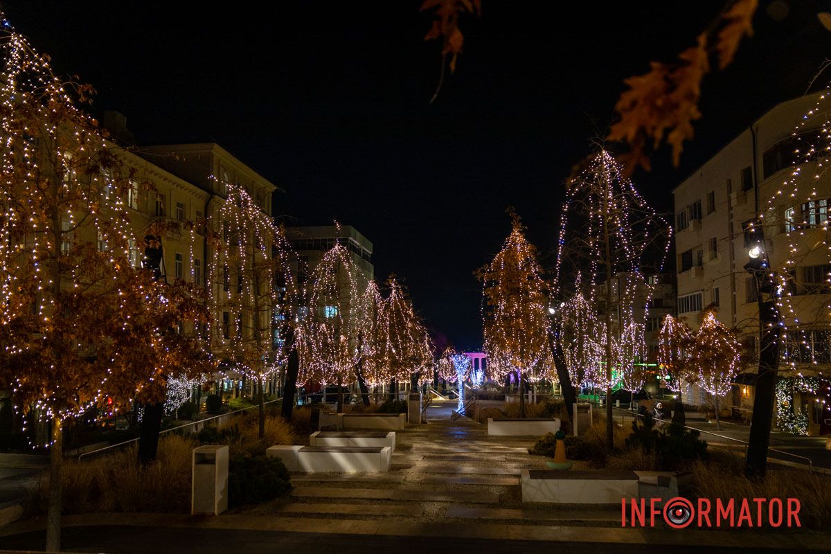 Огромный Санта Клаус и гирлянды на деревьях: как выглядит улица Яворницкого в Днепре 17