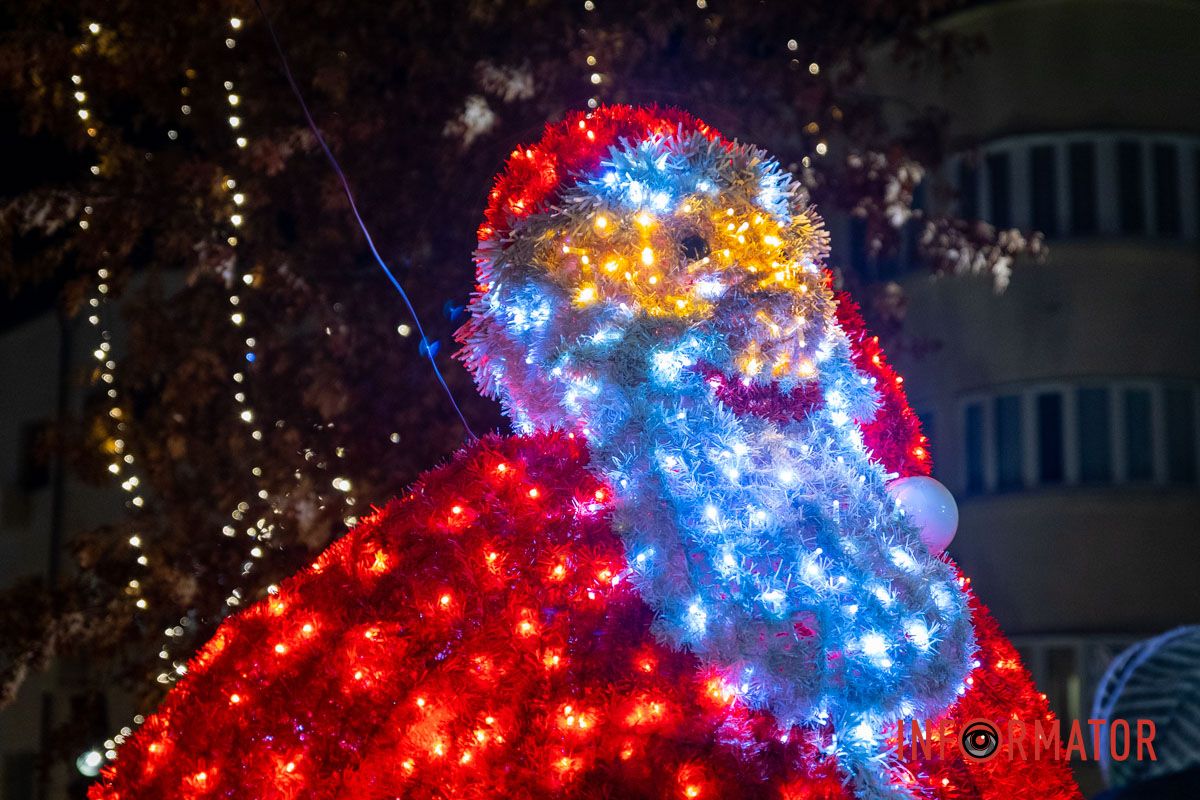 Огромный Санта Клаус и гирлянды на деревьях: как выглядит улица Яворницкого в Днепре 16