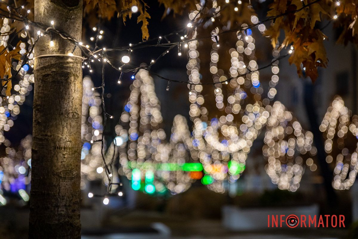 Огромный Санта Клаус и гирлянды на деревьях: как выглядит улица Яворницкого в Днепре 19