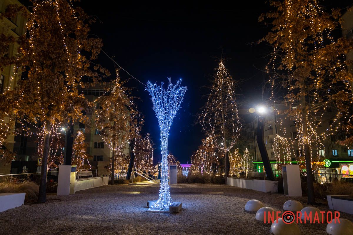 Огромный Санта Клаус и гирлянды на деревьях: как выглядит улица Яворницкого в Днепре 21