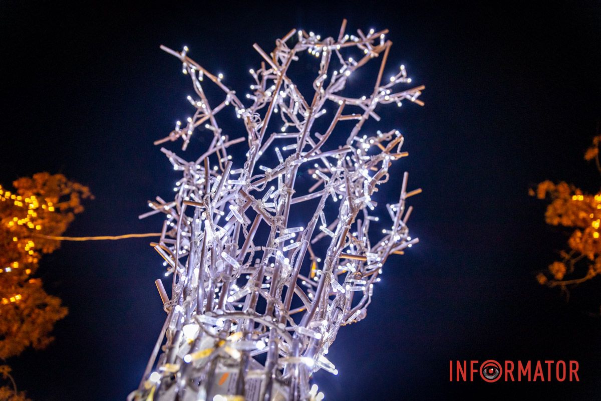 Огромный Санта Клаус и гирлянды на деревьях: как выглядит улица Яворницкого в Днепре 23