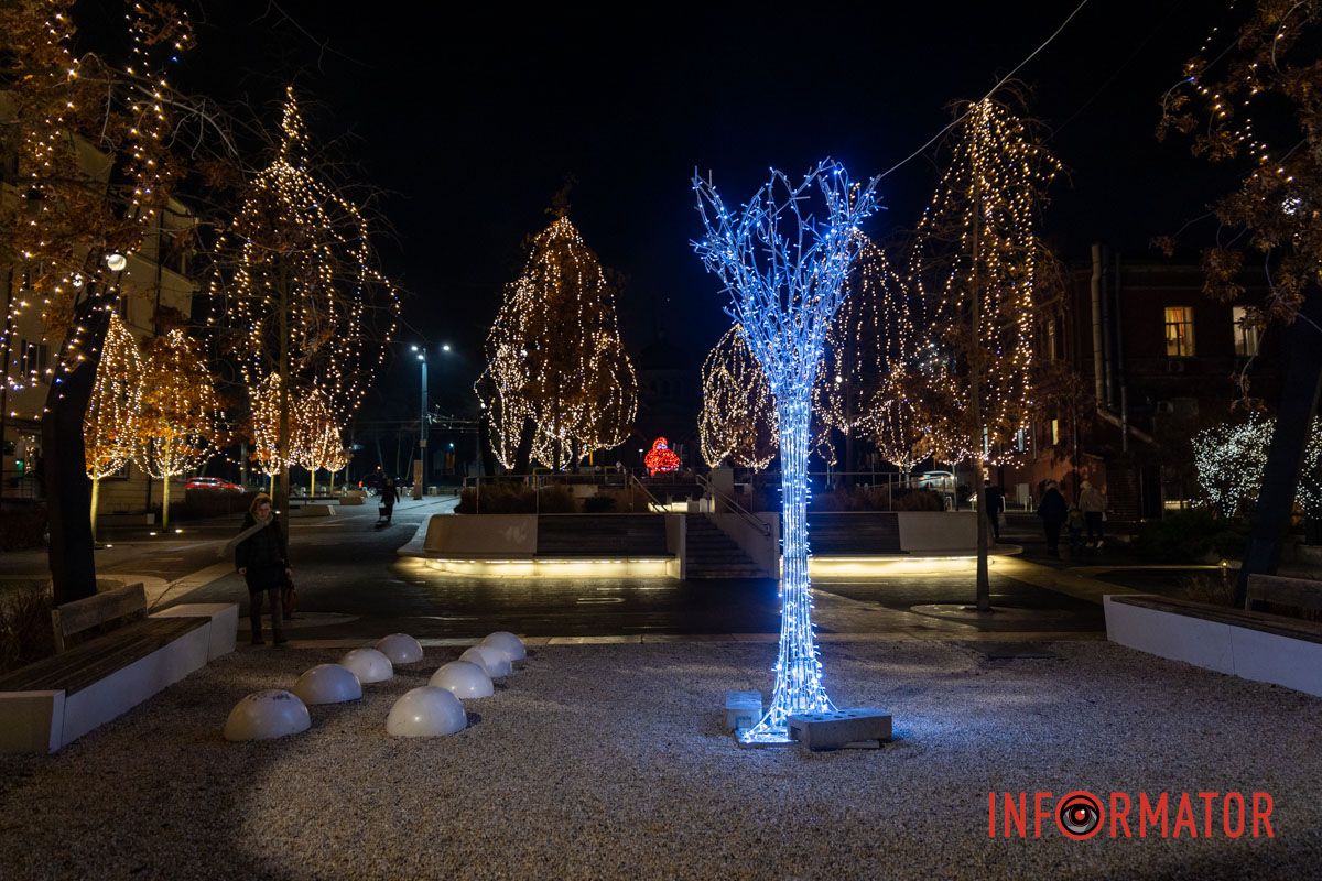 Огромный Санта Клаус и гирлянды на деревьях: как выглядит улица Яворницкого в Днепре 25