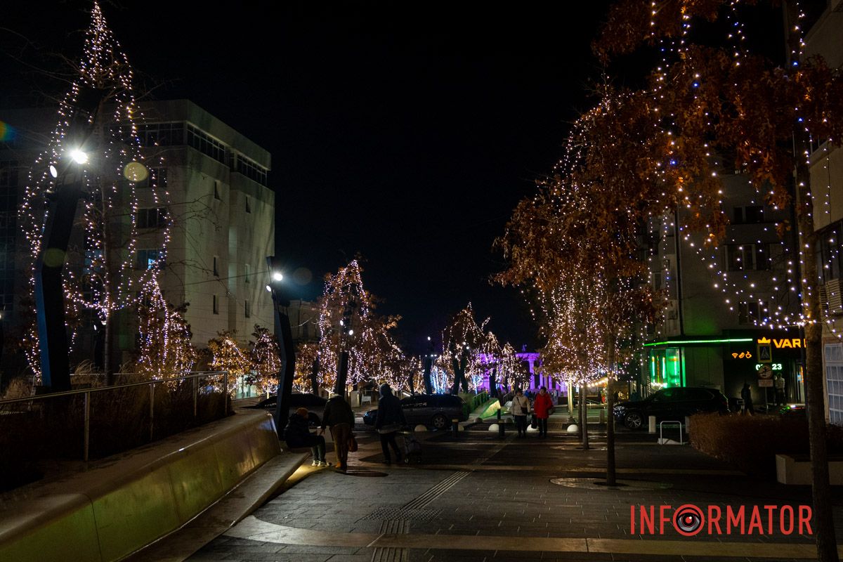 Огромный Санта Клаус и гирлянды на деревьях: как выглядит улица Яворницкого в Днепре 26