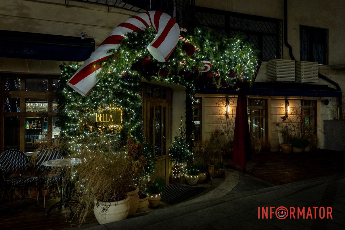 Огромный Санта Клаус и гирлянды на деревьях: как выглядит улица Яворницкого в Днепре 29