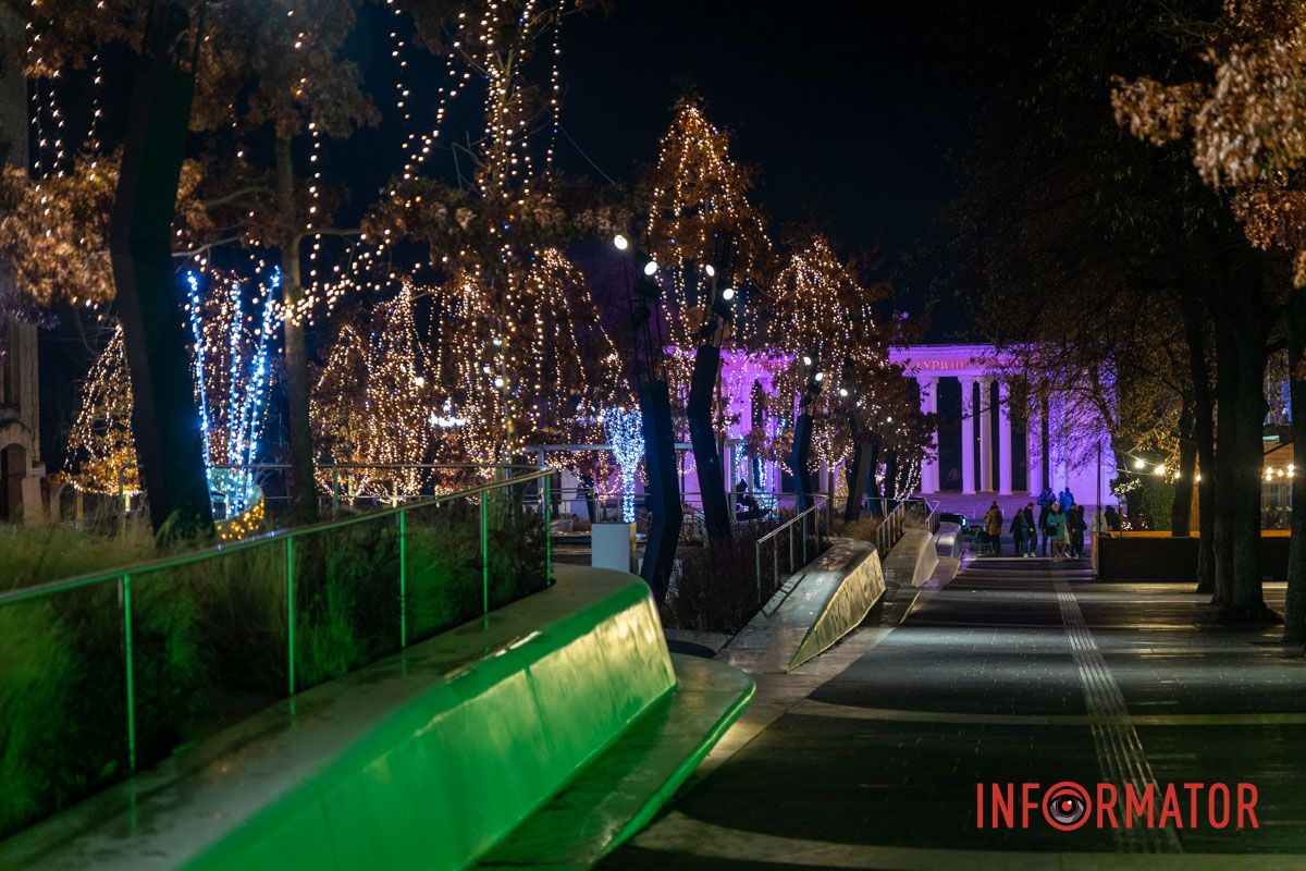 Огромный Санта Клаус и гирлянды на деревьях: как выглядит улица Яворницкого в Днепре 31