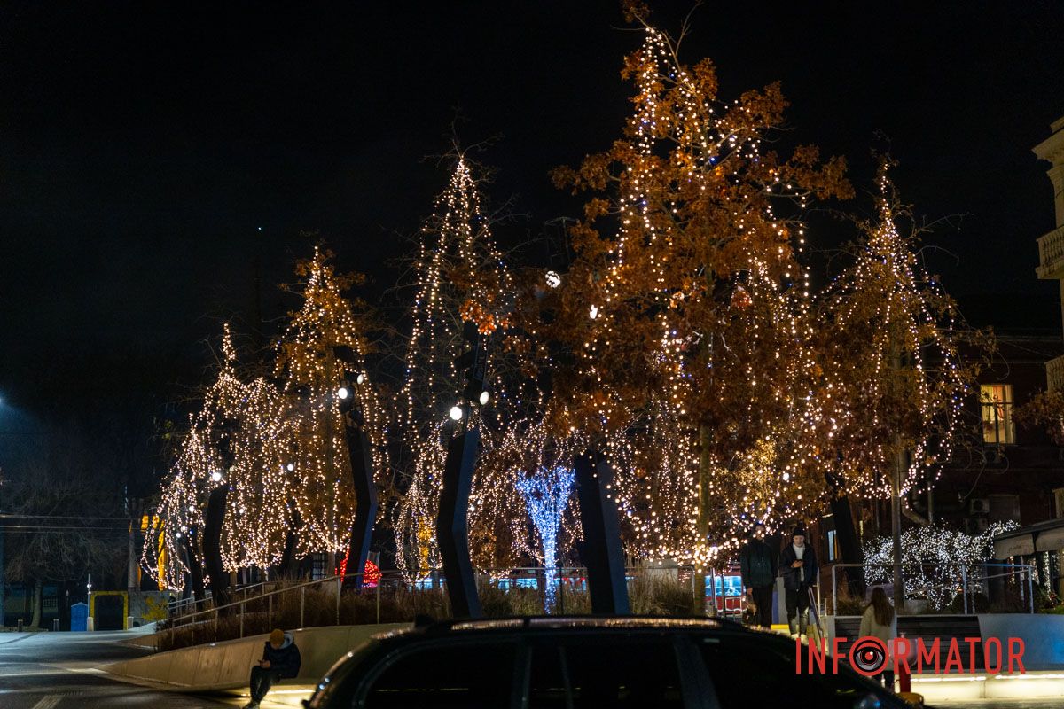 Огромный Санта Клаус и гирлянды на деревьях: как выглядит улица Яворницкого в Днепре 32