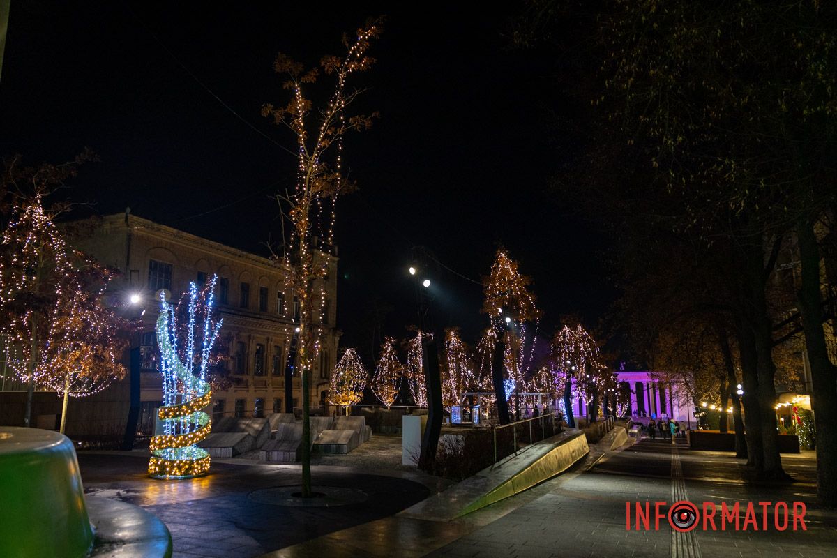 Огромный Санта Клаус и гирлянды на деревьях: как выглядит улица Яворницкого в Днепре 1