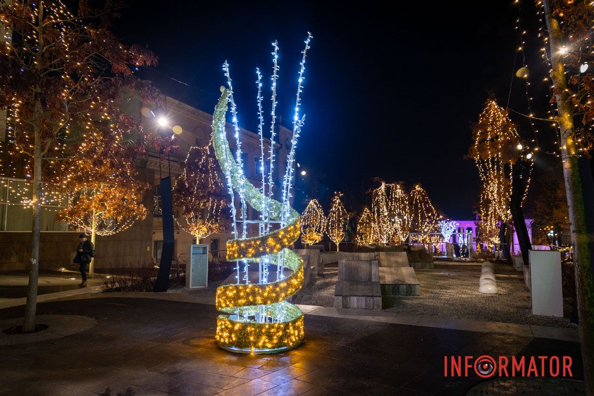 Огромный Санта Клаус и гирлянды на деревьях: как выглядит улица Яворницкого в Днепре 2