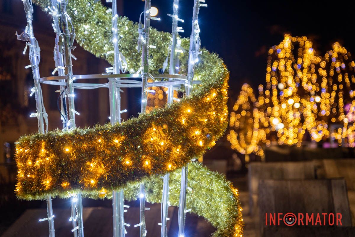 Огромный Санта Клаус и гирлянды на деревьях: как выглядит улица Яворницкого в Днепре 3