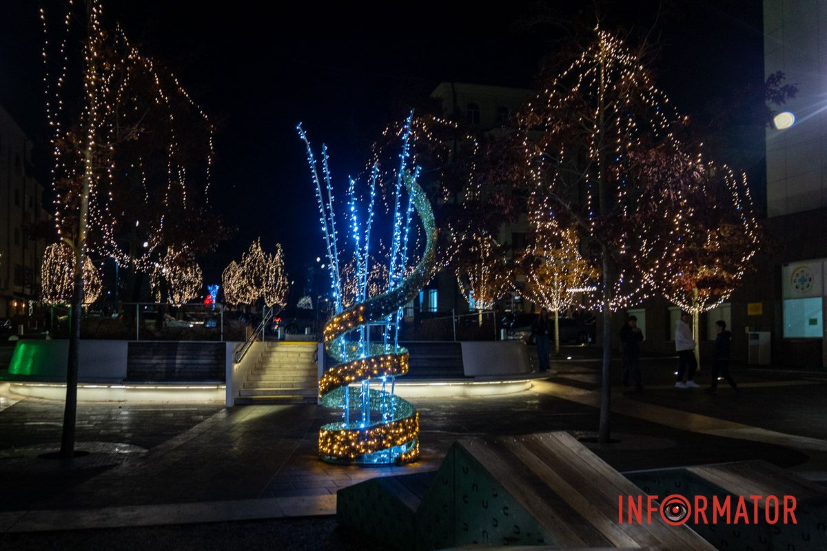 Огромный Санта Клаус и гирлянды на деревьях: как выглядит улица Яворницкого в Днепре 5