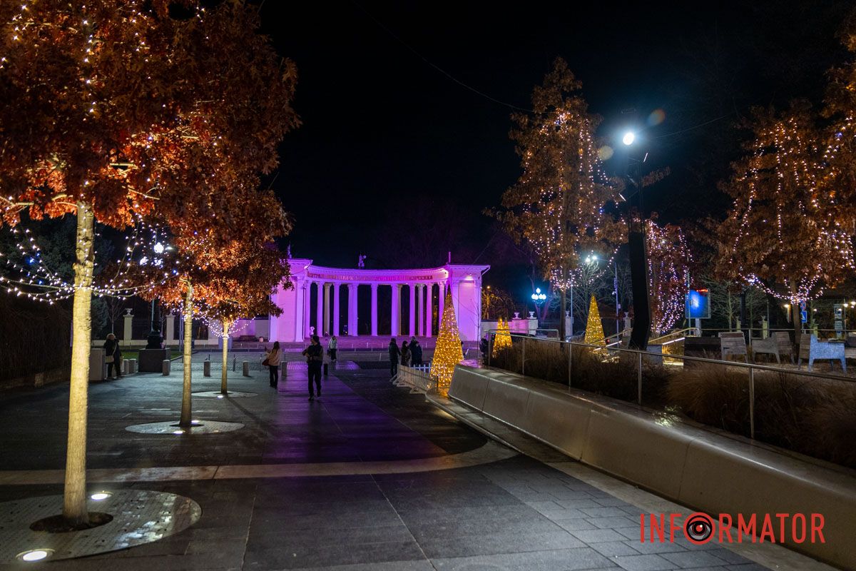 Огромный Санта Клаус и гирлянды на деревьях: как выглядит улица Яворницкого в Днепре 6