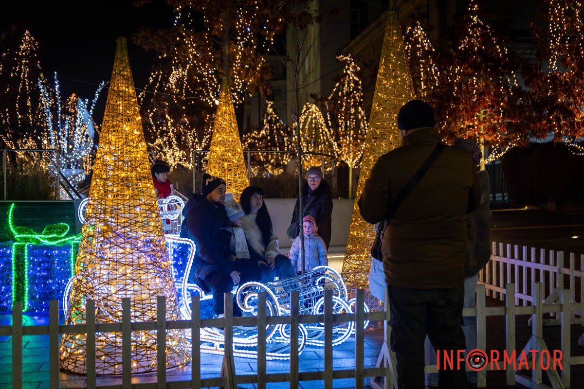 Огромный Санта Клаус и гирлянды на деревьях: как выглядит улица Яворницкого в Днепре 8