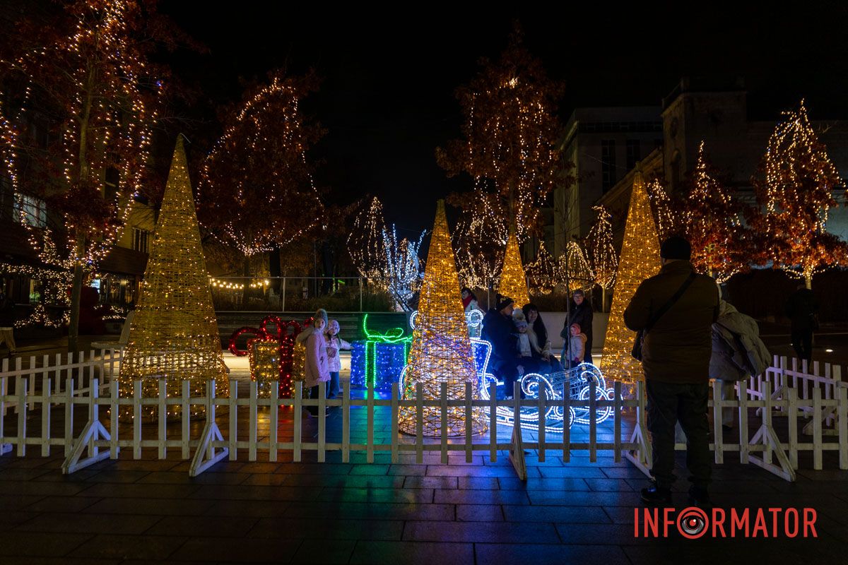Огромный Санта Клаус и гирлянды на деревьях: как выглядит улица Яворницкого в Днепре 9
