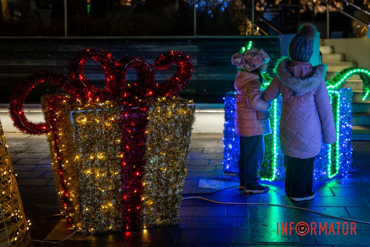 Огромный Санта Клаус и гирлянды на деревьях: как выглядит улица Яворницкого в Днепре 10