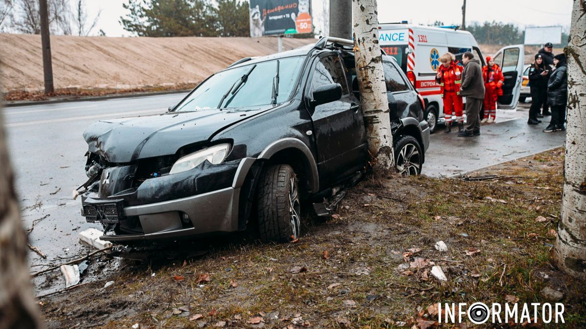 У Дніпрі на Набережній Перемоги Mitsubishi влетів у дерево: на місці працюють медики та поліцейські