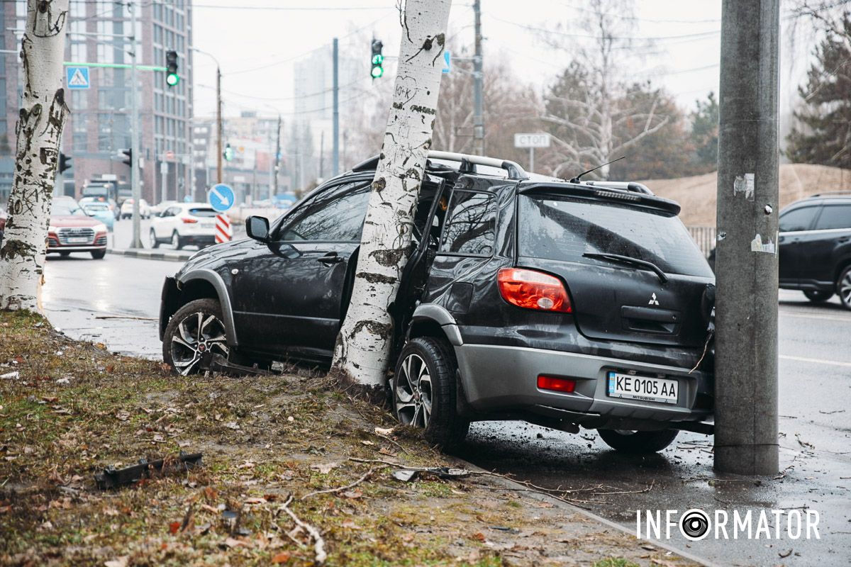 В Днепре на Набережной Победы Mitsubishi влетел в дерево: на месте работают медики и полицейские 1