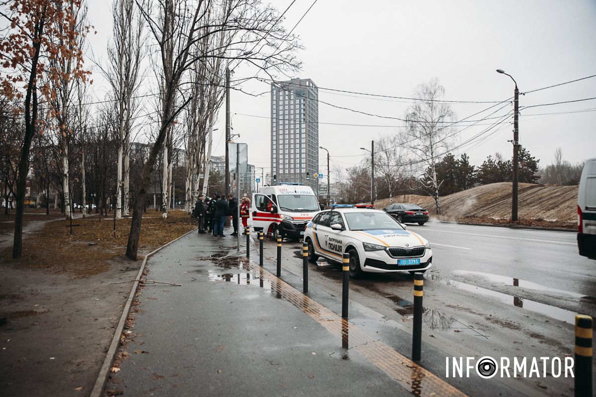 В Днепре на Набережной Победы Mitsubishi влетел в дерево: на месте работают медики и полицейские 2