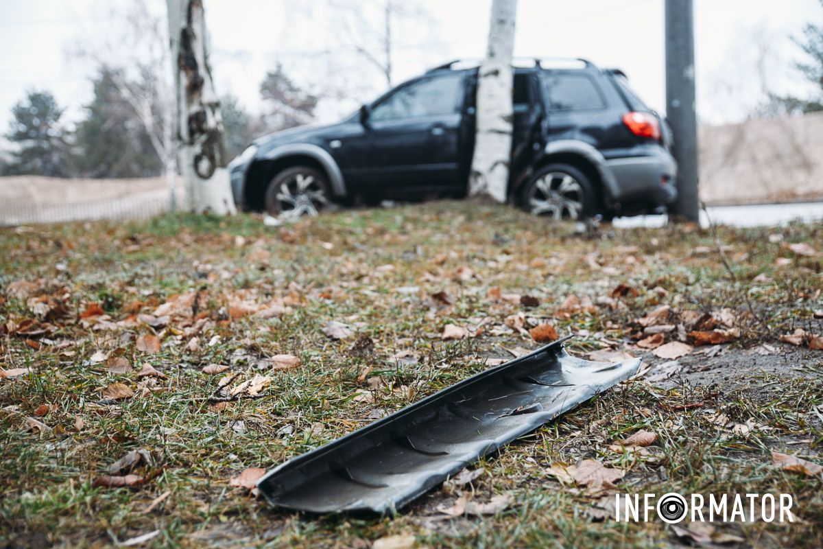 В Днепре на Набережной Победы Mitsubishi влетел в дерево: на месте работают медики и полицейские 3