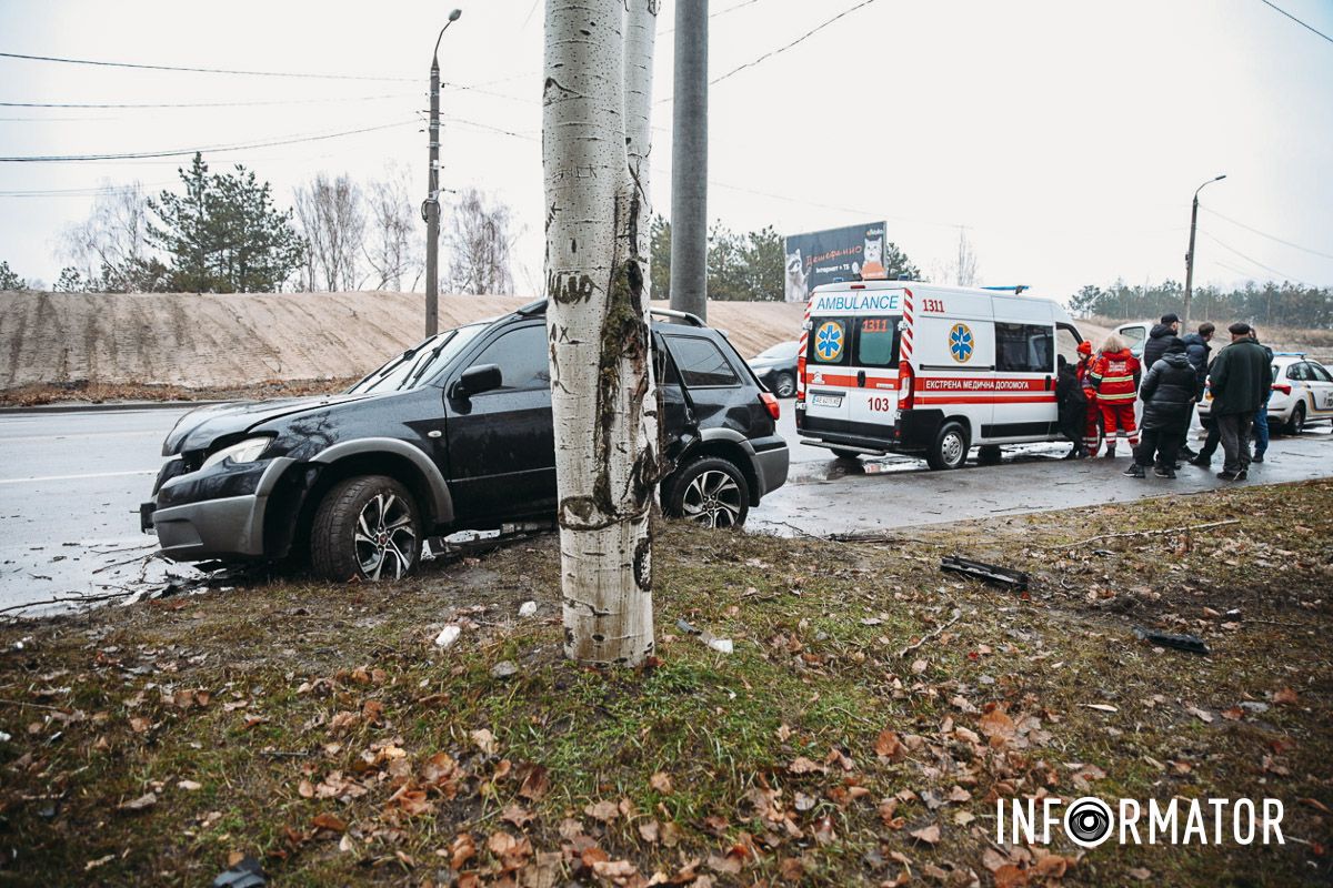 В Днепре на Набережной Победы Mitsubishi влетел в дерево: на месте работают медики и полицейские 4