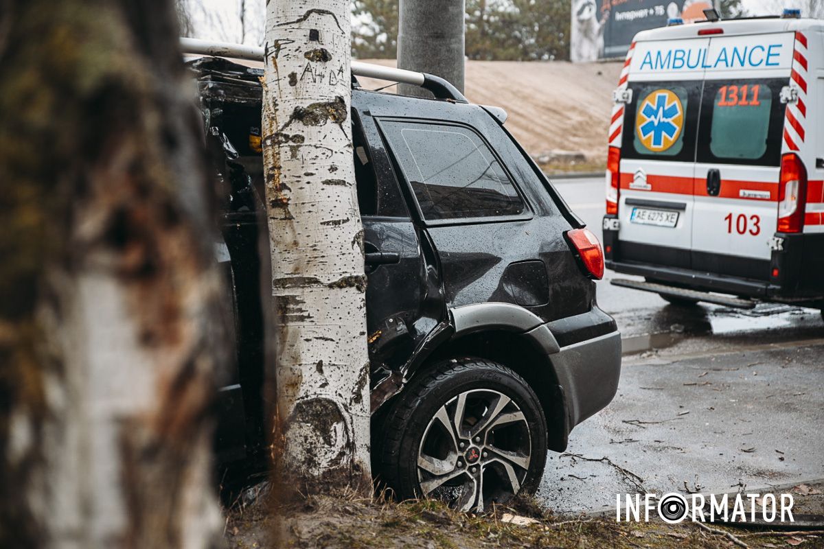 В Днепре на Набережной Победы Mitsubishi влетел в дерево: на месте работают медики и полицейские 5