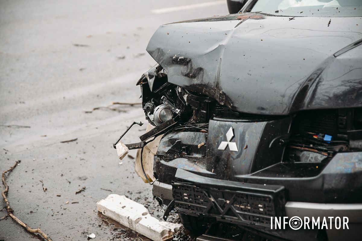 В Днепре на Набережной Победы Mitsubishi влетел в дерево: на месте работают медики и полицейские 6