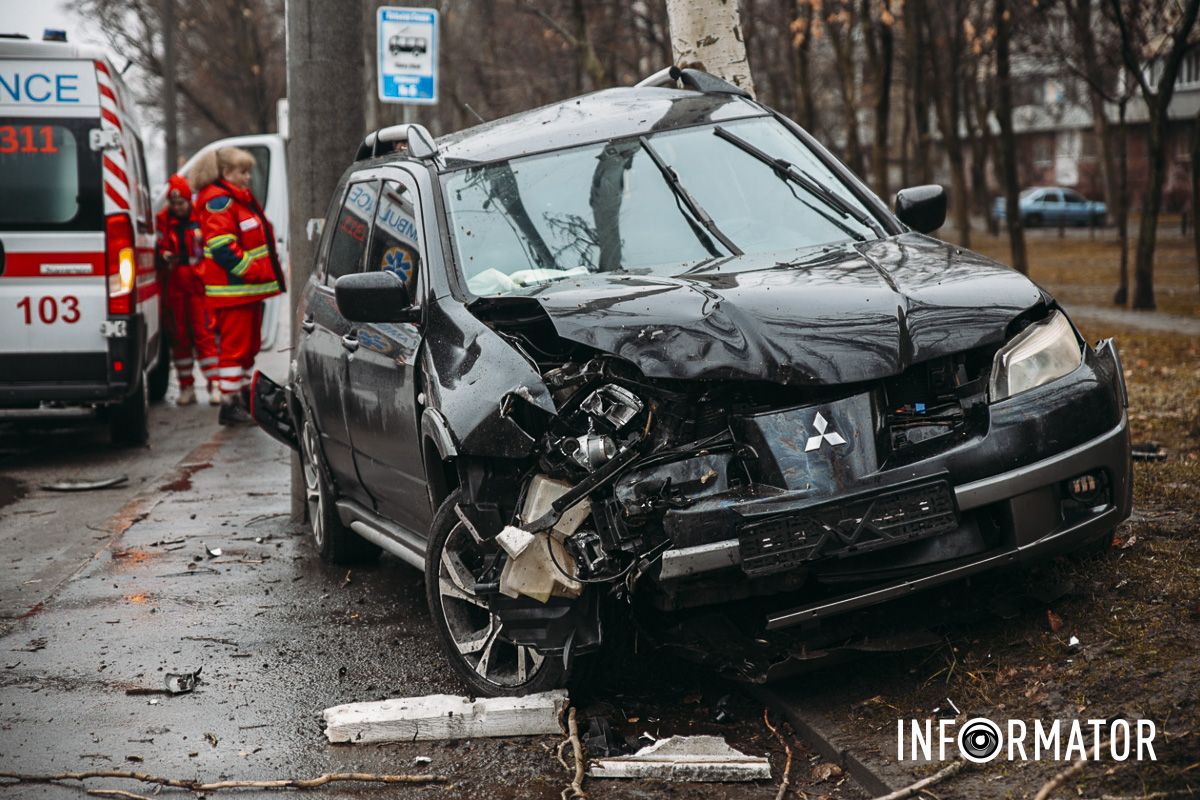 В Днепре на Набережной Победы Mitsubishi влетел в дерево: на месте работают медики и полицейские 7