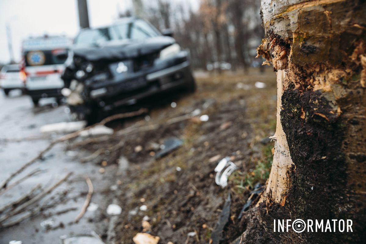 В Днепре на Набережной Победы Mitsubishi влетел в дерево: на месте работают медики и полицейские 8