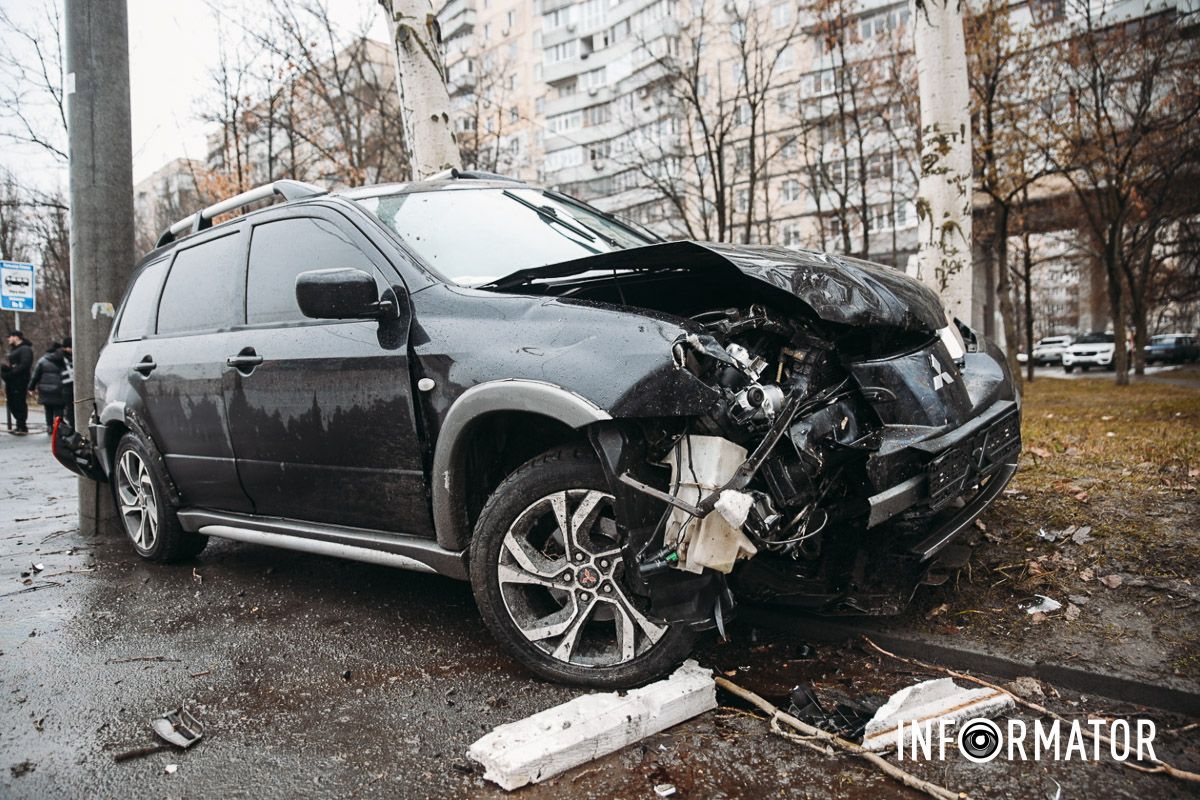 В Днепре на Набережной Победы Mitsubishi влетел в дерево: на месте работают медики и полицейские 9