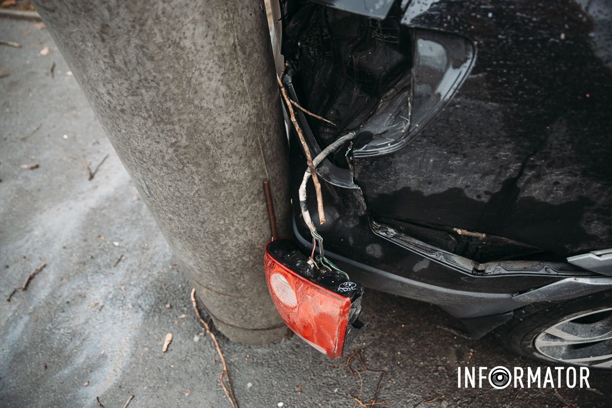 В Днепре на Набережной Победы Mitsubishi влетел в дерево: на месте работают медики и полицейские 11