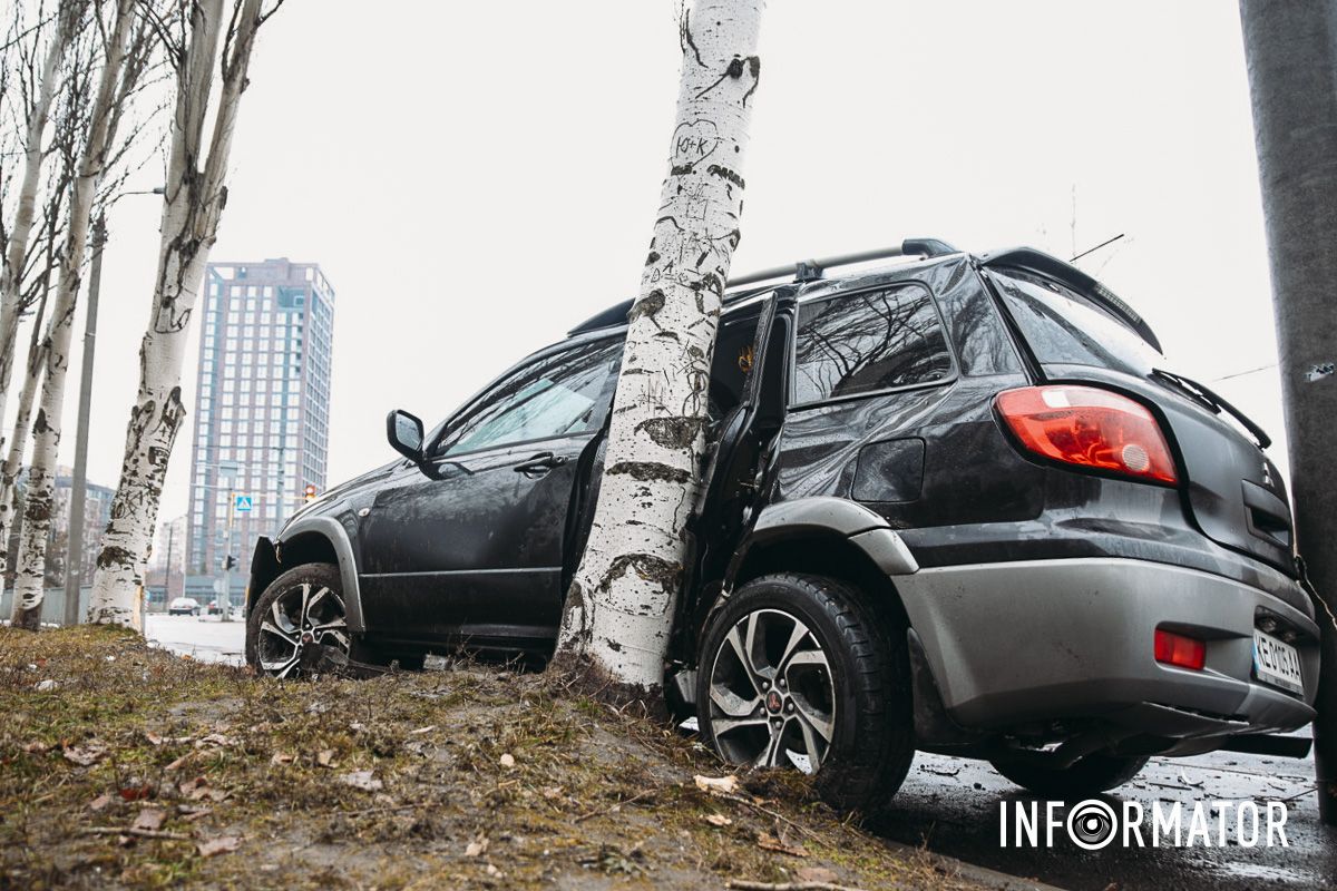 В Днепре на Набережной Победы Mitsubishi влетел в дерево: на месте работают медики и полицейские 12