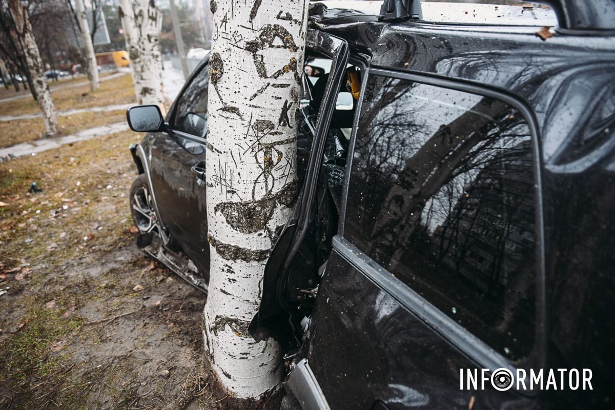 В Днепре на Набережной Победы Mitsubishi влетел в дерево: на месте работают медики и полицейские 10