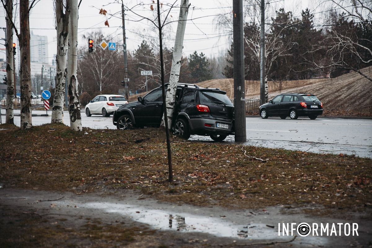 В Днепре на Набережной Победы Mitsubishi влетел в дерево: на месте работают медики и полицейские 13